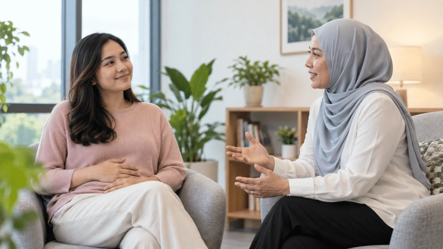 Pesakit berbincang dengan ahli terapi tentang pengurusan hipersensitiviti usus melalui CBT