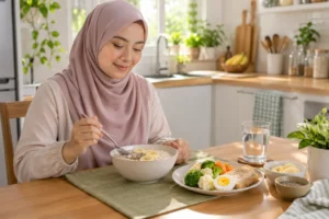 Sarapan ringan dengan oat, pisang, telur rebus dan sayur